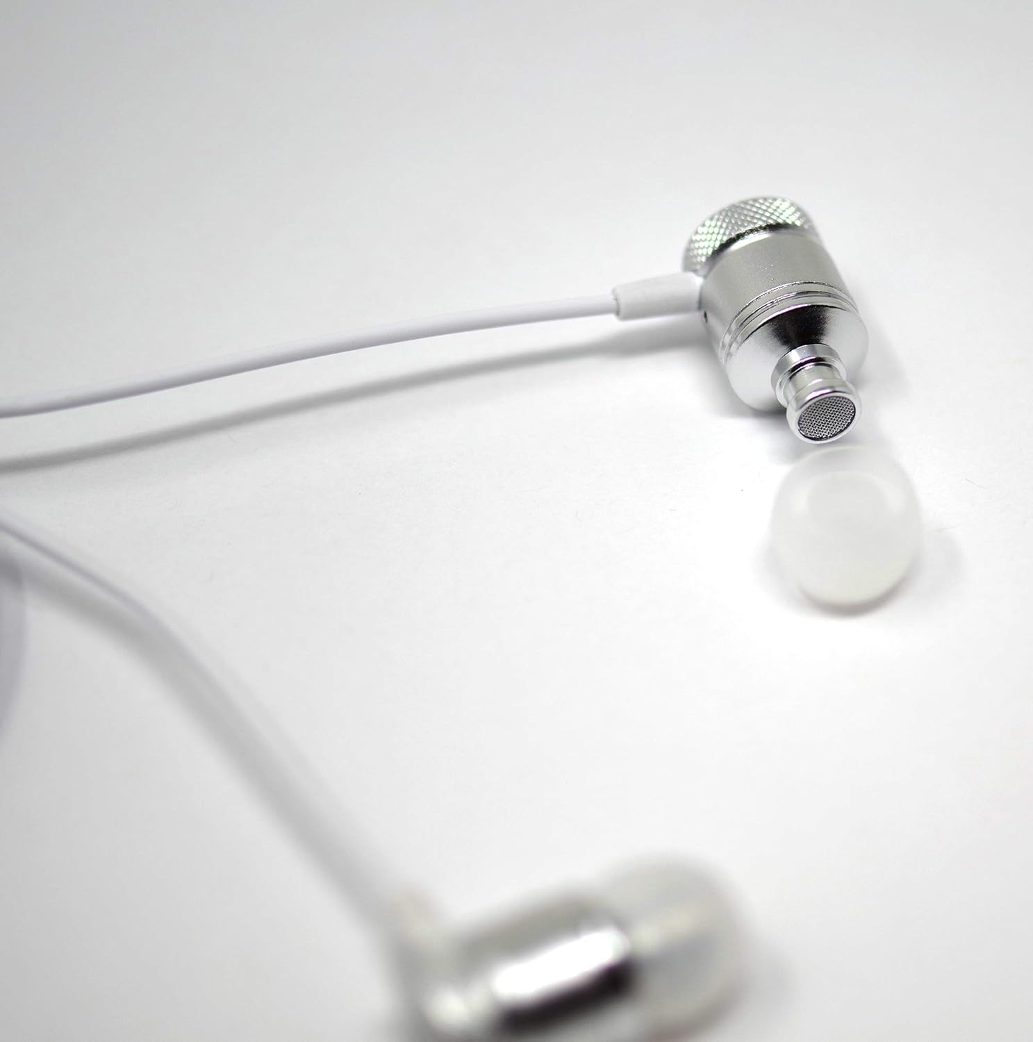 EG11WS Stereo Earbuds – 3.5mm Wired Headphones with Mic, Volume Control, Noise Isolating, White/Silver